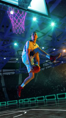 El yapımı kolaj. Beyaz üniformalı oyuncu, neon ışıkları, yıldızlı tavan ve aydınlatılmış kortla 3 boyutlu arenada parlayan mor halkanın altına atlıyor. Spor anlayışı, hareket, şampiyonluk, turnuva.