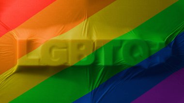 3 boyutlu LGBTQ harfleri gökkuşağı bayrağının altına bastırılmış, desenli kumaş şekilleri açıkça gösteriyor ve derin, renkli bir görünüm yaratıyor. 3D görüntüleme. Tipografi. lgbtq kavramı, hakları, desteği