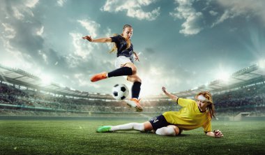 El yapımı kolaj. Sarı giysili kadın cesur bir mücadele sergiliyor. Rakibi, dramatik hareket bulanıklığı içinde topun üzerine atlıyor. 3D yorumlama stadyumu. Profesyonel spor, futbol, şampiyonluk kavramı