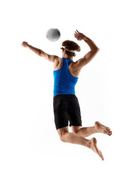 Voleybol oyuncusunun kolları kaldırılmış ve kasları beyaz stüdyo arka planına dayanmış bir şekilde topa vuruşunun arka planı. Profesyonel spor kavramı, rekabet, maç, güç