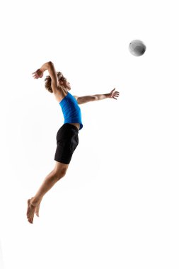 Voleybol oyuncusunun yan görünüşü voleybol oynamak için kolunu uzatırken havadan gelen görüntüler beyaz stüdyo arka planında güçlü bir hareket ve denge gösteriyor. Şampiyonluk konsepti, tepki, hareket, maç