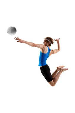 Mavi-siyah üniformalı, hava hedefli voleybol oynayan ve beyaz stüdyo arka planına odaklanan erkek sporcuların yan görüntüsü. Şampiyonluk kavramı, hareket, çeviklik, odaklanma, maç