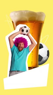 Hareketi durdur. Animasyon. Heyecanlı adam bira bardağının yanında duruyor, futbol fanatiği, zafer topuyla el kaldırıyor. Moda dergisi tarzı. Futbol şampiyonluğu kavramı, kutlama. Ad