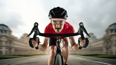 El yapımı kolaj. Şehir yolunda bisiklet süren genç bir erkek triatlet. Aydınlık bir günde profesyonel sporcu triatlona katıldı. Profesyonel spor, meydan okuma, hobi ve eğlence kavramı