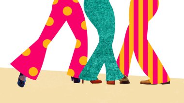 Yaratıcı modern sanat eserleri. Kalın desenli retro pantolonlu üç kişinin bacakları disko ortamında aydınlık zeminde yürüyor. Moda ritim kavramı ve grup enerjisi, müzik ritmi..