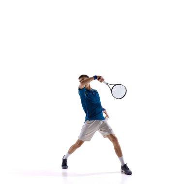 Tenisçi hızlı top oynamak için alçalıyordu, kolları beyaz stüdyo arka planına doğru uzanıyordu. Spor kavramı, hız tepkisi, kritik maç noktası, galibiyet noktası