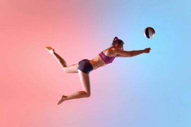 Pankart. Düşük açılı voleybol oyuncusu antremanı. Rakibinin arka plandaki düşüşünü engellemek için kollarını ileri uzatıyor. Uzayı kopyala Eylem, spor, beceri kavramı.