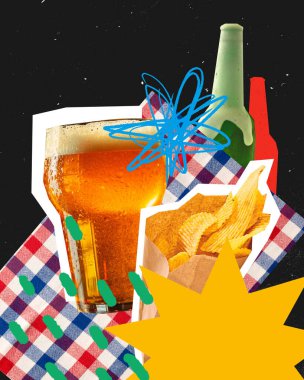 Modern sanat eserleri. Yarım litre bira ve kareli kumaş ve renkli elementlerle dolu bir paket cips. Kağıt kesim stili. Atıştırmalık molası, kırsal ortam, bar içkileri ve şenlik anlayışı.