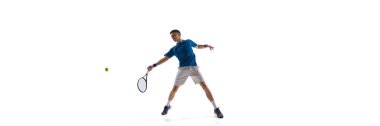 Pankart. Derin hamlede odaklanmış genç tenisçi, beyaz stüdyo arka planına karşı topu geri getirmek için raketle kolunu esnetiyor ve metin eklemek için negatif alan yaratıyor. Spor anlayışı, hızlı tepki