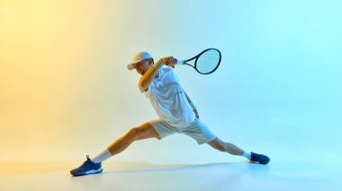 Oyuncuların, kalın mavi-sarı renkli arka plandaki sıcak neon ışığa karşı güçlü bir saldırı için geniş bir alana yayıldığı patlayıcı tenis sahnesi. Profesyonel spor, konsantrasyon ve odaklanma kavramı
