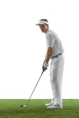 Güneş gözlüklü ve eldivenli kendinden emin golfçünün sessiz bir konsantrasyonla ileriye bakarken salıncak yapmaya hazırlanması. Golf kavramı, klasik zarafet, sakin spor, hassas hareket