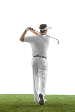 Beyaz golf kıyafetli bir adamın güçlü bir vuruşu bitirişinin arka plan fotoğrafı, zarif duruşu ve klasik atletik zarafeti ile yeşil sahada beyaz arka plana karşı. Lüks spor anlayışı, hareket
