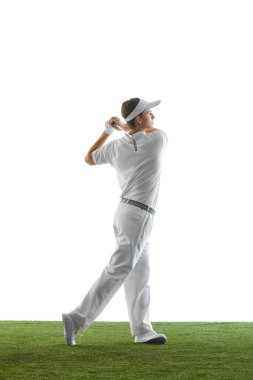 Golfçü, sahne ışıklarında zarifçe duruyor, beyaz zemine karşı odak ve atletik dengeyi gösteriyor. Klasik golf konsepti, zarif hareket, spor performansı, hobi