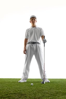 Golf topunun yanında elinde sopayla duran beyaz üniformalı, beyaz arka planda ciddi ifadeler takınan genç bir erkek golfçünün ön görüntüsü. Spor anlayışı, retro golf, odaklanma, atletik stil