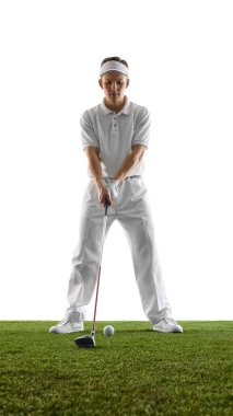 Beyaz üniformalı golfçü topa vurmaya hazırlanırken sopayı sıkıca tutuyor, yeşil çimlerin üzerinde tam odaklanma ve sağlam duruş ile beyaz zemine karşı duruyor. Golf kavramı, hazırlık, denge