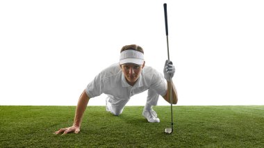 Golfçü çimlerin üzerine diz çöker, kararlı bakışlarla kulübe yaslanır ve dengeyi, özgüveni ve odaklanmayı gösterir. Golf kavramı, amaç, atletik düşünce, hazırlık, kontrol