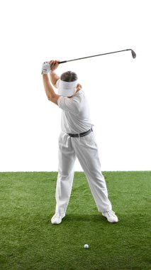 Golf sopası kaldırma kulübü güçlü bir salıncak için yüksek, yeşil çimlerin üzerinde dururken, klasik giyinmiş ve beyaz arka plana karşı topa odaklanmış. Lüks spor, turnuva, boş zaman kavramı