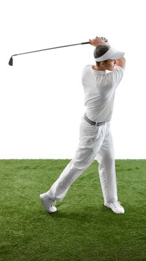 Adam zarif golf vuruşunu dengeli hareket ve odaklanma ile bitiriyor, yeşil alanda beyaz arkaplana karşı doğal pozda görüntüleniyor. Lüks spor konsepti, turnuva
