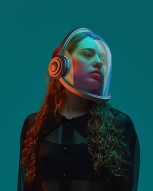 Yeni geliştirilmiş 3D kolaj sanatında yarı saydam yüksek teknoloji kasklı sakin bir kadın bilim kurgu atmosferine bakıyor. Dijital dergi illüstrasyonu kavramı, kavramsal moda kampanyası
