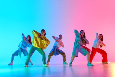 Canlı giyinmiş genç dansçılar, yaratıcı hareket ve modern kültürü ön plana çıkaran çok renkli şehir zeminine karşı gösteri yapıyorlar. Çağdaş gençlik gücü kavramı.