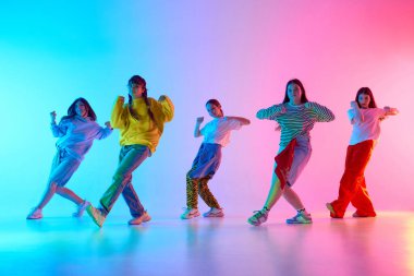 Genç dansçılar yaratıcı ve birlik duygusunu canlı bir şehir koreografisi performansıyla, dinamik hareketler sergileyerek ve tutkularını paylaşarak ifade ederler. Kentsel dans yoluyla gençlik birliği kavramı.