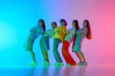 Genç bir dans ekibi çeşitli yaratıcı hareketlerle canlı şehir kültürünü ifade ediyor. Modern şehir yaşamında dinamik kendini ifade kavramı.