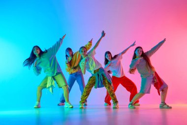 Genç dansçılar renkli, aydınlık bir stüdyo ortamında enerjik şehir enerjisi sergilerler. Şehir gençlik kültürü kavramı ve dans yoluyla sanatsal ifade.