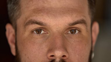 Çok az. Keskin göz teması. Sadece kaş şekilli, başka bir şey değil. Temiz ve ham erkeklik kavramı