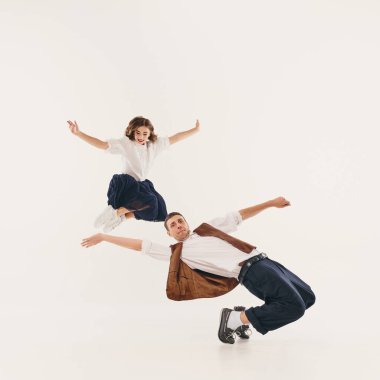 Dinamik Lindy Hop dansçıları, havanın ortasında, eski moda, enerjik dans figürleriyle. Canlı 20. yüzyıl swing dansı kültürü kavramı.