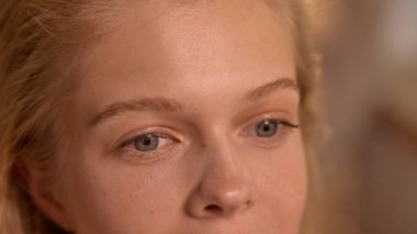 Deri gerçekçiliği. Kadınların yüzleri doğal gözenekleri, deri dokusunu ve ince bir parıltıyı gösteriyor. Güzellik anlayışı basitlik ve doğal cilt bakımı.