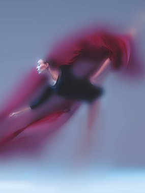 Havada süzülen kırmızı kumaşa sarılmış, bulanık bir şekilde asılı duran ruhani dansçı. Duygu ve hareket katmanlı yumuşaklık ve canlı tonlarda. Yaşam tarzı ve moda dergilerini kavramsallaştır