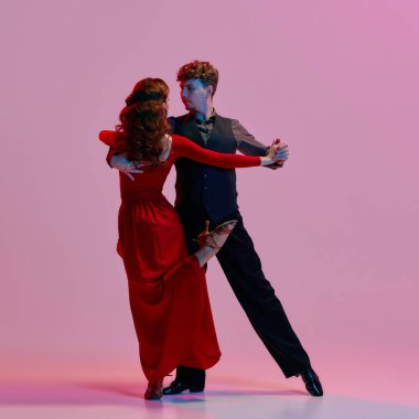 Rafine dansçılar Arjantin 'in tutkulu bir tangosuyla canlı pembe bir zemin hazırlıyorlar. Dans ortamlarında romantizm, zarafet ve kültürel gelenek kavramı.