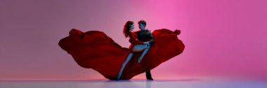 Arjantinli Tango dansçıları tutkulu bir performans sergiliyorlar, biri pembe bir arka plana karşı çarpıcı kırmızı bir elbise giyiyor. Romantizm kavramı ve dansın doğasında olan zarafet. Pankart