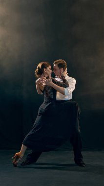 Zarif bir çift, büyüleyici bir Arjantin tango dansı gösterisinde tutkulu bir kucaklaşmaya girişir. Hareket yoluyla romantizm ve kültürel ifade kavramı.