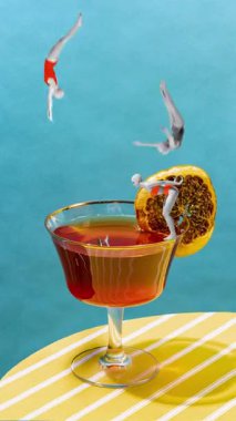 Ürün videosu başlatılıyor. Bir grup yüzücü kokteyl bardağına dalıyor, eğlence, neşe ve rahatlama dolu bir havuz gibi. Yaz kavramı, bayramlar, kutlamalar, cuma günleri, festivaller.