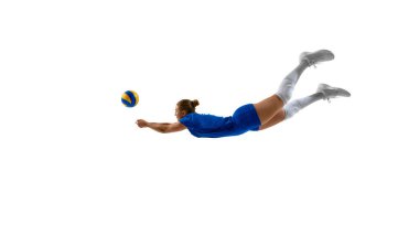 Dişi voleybol oyuncusu beyaz arka planda topa vurmak için dalıyor. Atletik dalış, tepki hızı, eğitim görselleri, kadın performans markalaşması ve gençlik motivasyonu kavramı.