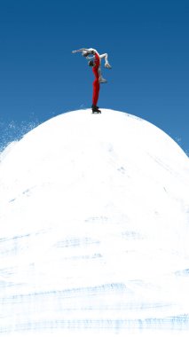 Mavi gökyüzünün altındaki karlı zirvede akrobatik kaldırışta çift patencilerin sürreal kolaj şablonu. Motivasyon içeriği kavramı, iç posterler, kış turizmi görselleri ve etkinlik markalaşması.