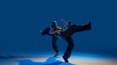 Hip hop ikilisi yoğun bir şekilde göz teması ve istikrarlı bir şekilde hareket ediyor. Dans eğitimi, gençlik kültürü, performans markalaşması, duygusal güç..