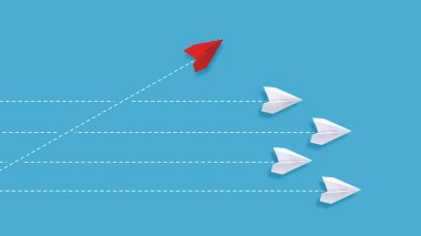 Kırmızı kağıt uçak kolajı mavi zemin üzerinde beyaz düzlemlerin oluşumunu bozuyor. Liderlik kavramı, yenilik, rekabet ve iş dünyasında veya kişisel gelişimde alışılmışın dışında düşünme kavramı.