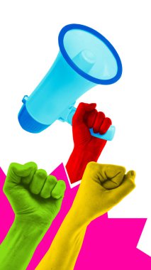 Cesur poster. Birlik, güç ve protesto hareketini sembolize eden megafonla renkli yumruklar. Siyaset, aktivizm, sosyal adalet kampanyaları ve güçlü savunma enerjisi kavramı.
