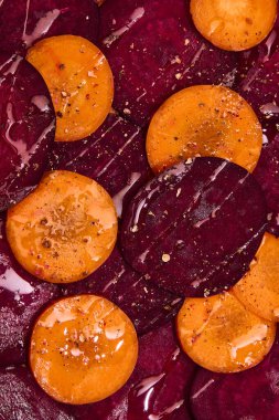 Baharatlı ve yağlı dilimlenmiş pancar ve hurma salatası. Sağlıklı beslenme, vejetaryen diyeti, aşırı beslenme, doğal yaşam tarzı ve organik gurme markası kavramı.