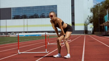 Kadın engelli, yoğun eğitimden sonra yorgunluktan kıvranıyor. Dayanıklılık, azim, zihinsel sağlık sorunları, iş sorunları ve kişisel büyüme kavramı.