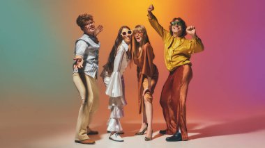 70 'lerde gülümseyen eski tarz arkadaşlar dans gösterisinden ilham alıyorlar. Disko kültürü kavramı, klasik nostalji, canlı enerji ve retro pazarlama kampanyaları..