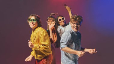 Eski moda disko tarzında birlikte poz veren eski moda arkadaşlar. 70 'lerin kavramı pop kültürünün yeniden canlanması, moda tanıtımı ve nostaljik yaşam tarzı markalaşmasına ilham verdi..