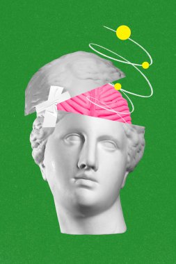 Gerçeküstü kolaj sanatı. Kırık heykel başı yeşil arka planda kozmik elementlerle pembe beyni ortaya çıkarıyor. Psikoloji, nöroloji, kültürel yansıma, terapi ve bilişsel bilim kavramı.