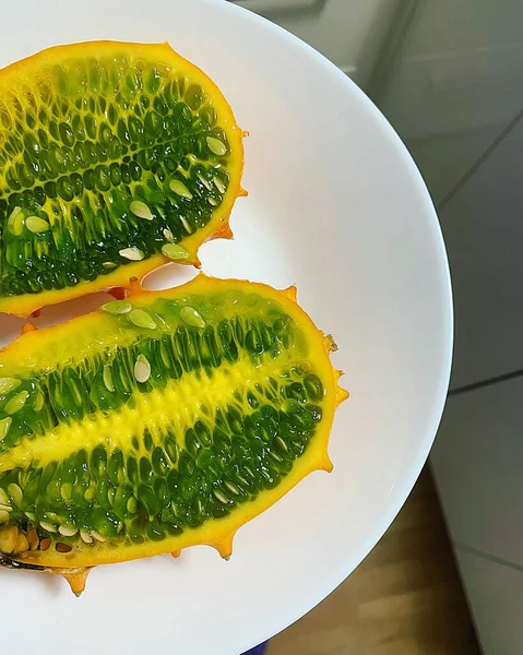 Kiwano Frutas Frutas Com Lotes Pips Frutas Amarelas Com Interior — Fotografia de Stock