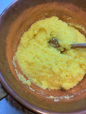 Mısır lapası, mamayga, yemek pişirmek için bakır kap, sarı mısır lapası, hazırlama çubukları.