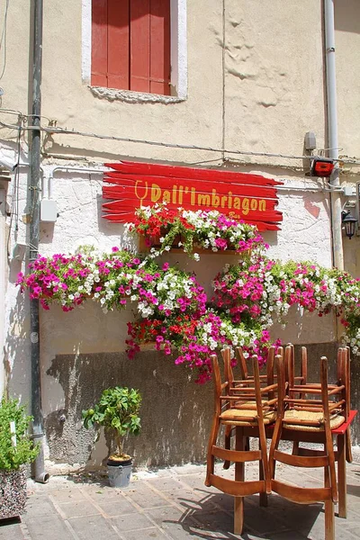 Restaurant Gebouw Een Italiaanse Stad Rode Houten Luiken Restaurant Tafels — Stockfoto