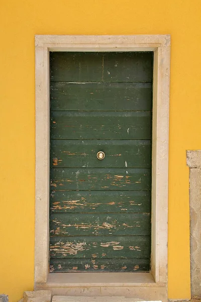 Старая Деревянная Дверь Золотой Ручкой Зеленая Дверь Желтом Здании Дверь — стоковое фото