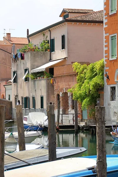 Venedik Lagününün Binaları Kanalı Kanal Boyunca Evlere Park Etmiş Tekneler — Stok fotoğraf